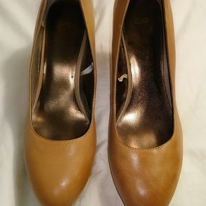 Gap leather and wood wedges